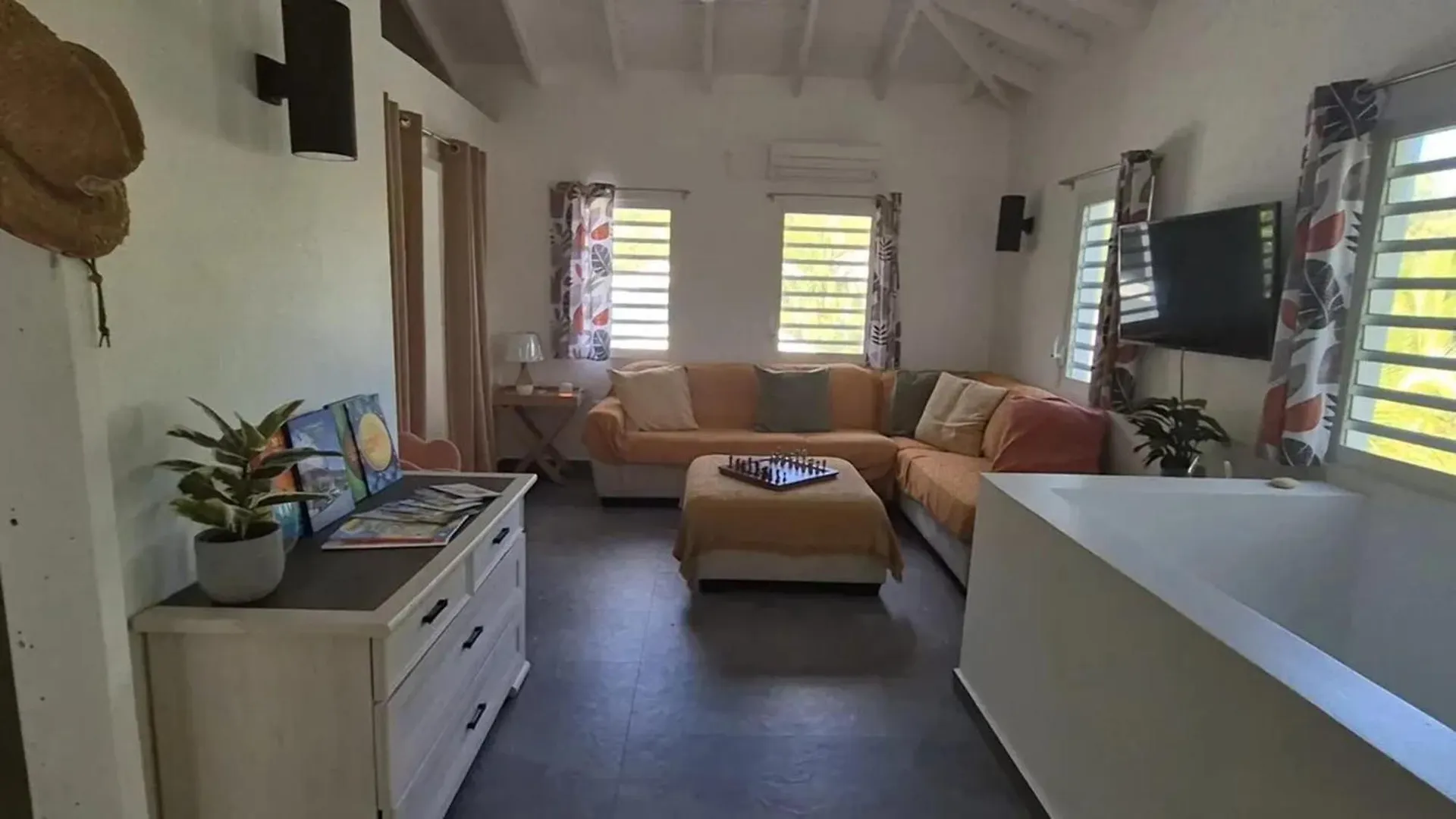 Cozy House With Terrace In Upper Prince'S Quarter